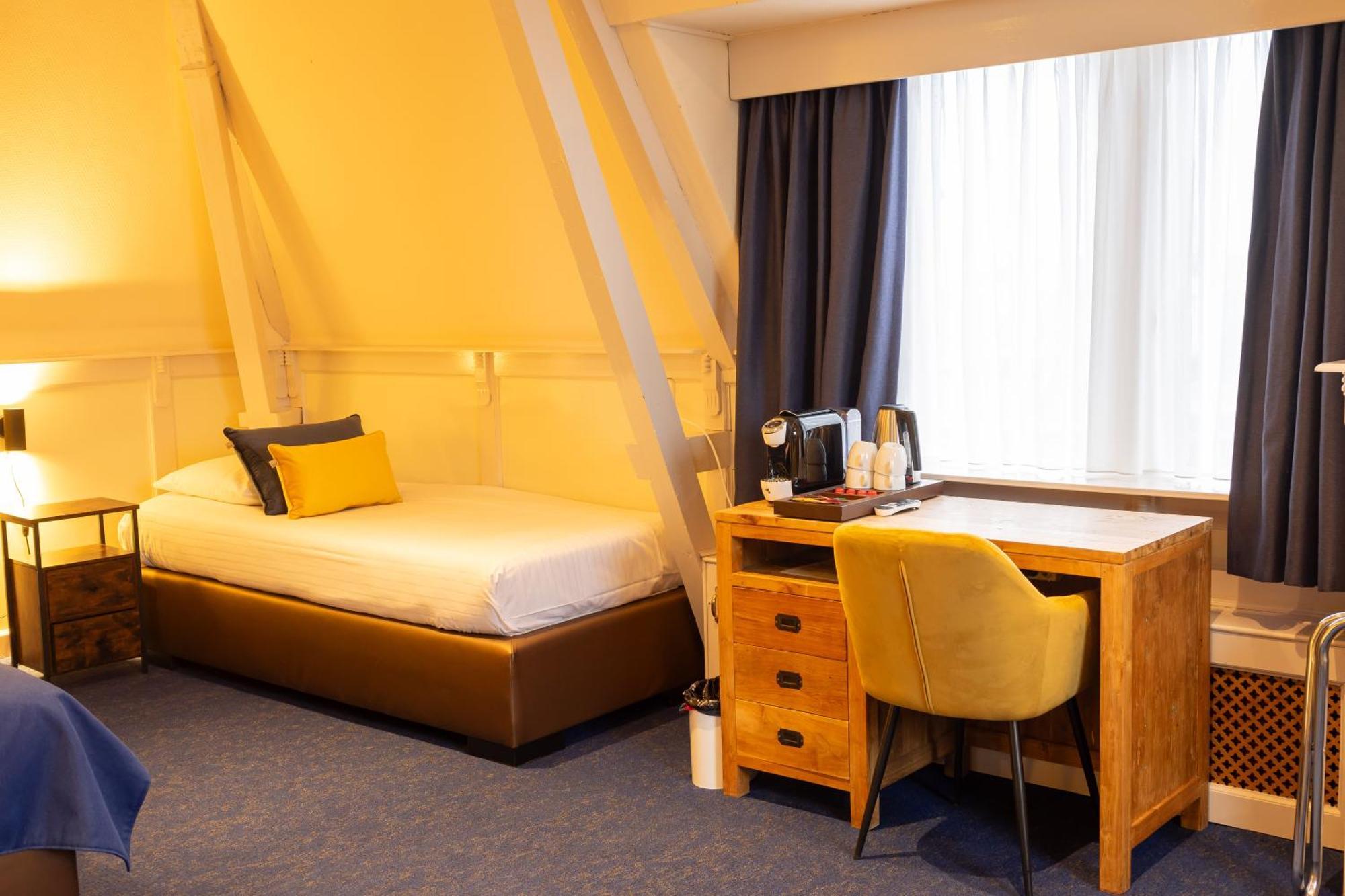 Hotel De Gulden Leeuw Workum Bagian luar foto
